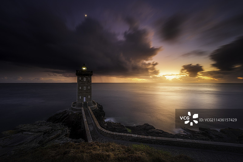 日落时分，法国布列塔尼，菲尼斯泰尔，科莫万半岛上的科莫万灯塔图片素材