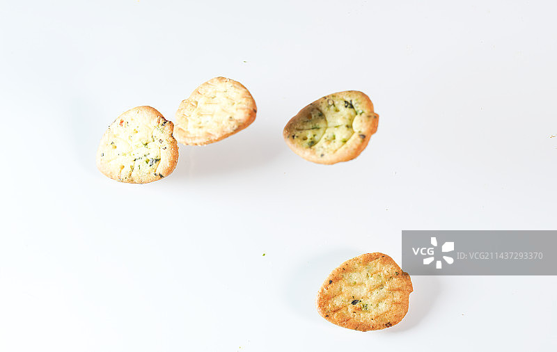 蔬菜饼干掉落白色背景高速创意摄影图片素材