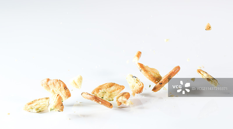 蔬菜饼干掉落白色背景高速创意摄影图片素材