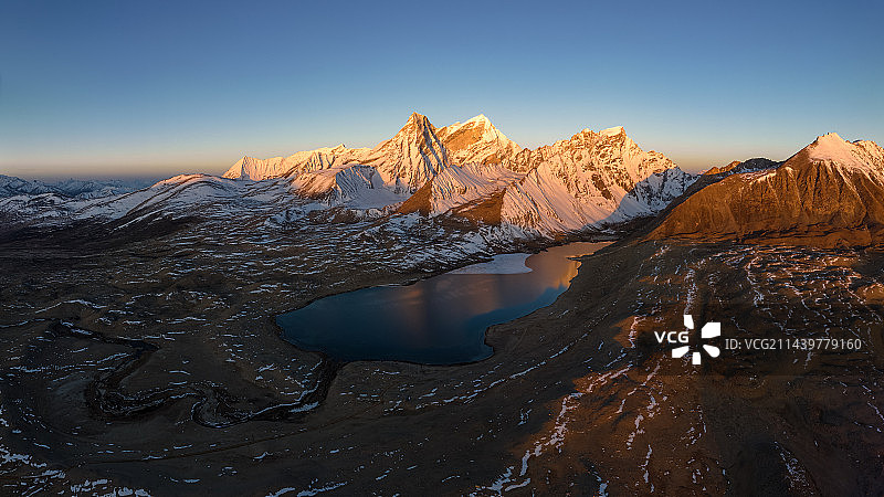 航拍中国西藏日喀则定结宗错湖阿玛直米雪山日照金山图片素材