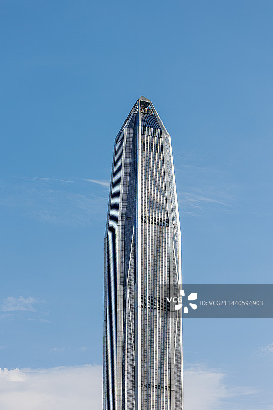 蓝天下耸立的深圳平安金融中心大厦图片素材