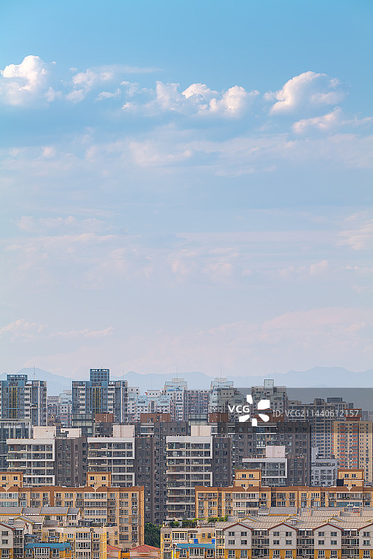 蓝天白云下的城市风光高视角全景图图片素材