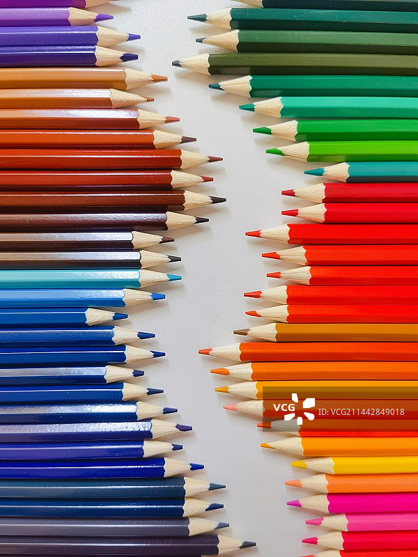 桌上彩色铅笔的高角度视图图片素材