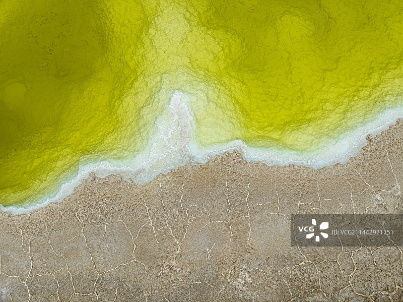 青海海西大柴旦的盐湖，航拍盐碱地上的盐湖水坑图片素材
