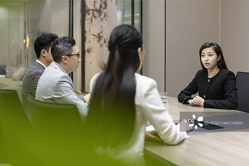 Confident businesswoman attending job interview图片素材