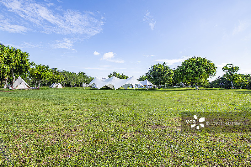 蓝天白云下公园草地上的露营帐篷图片素材
