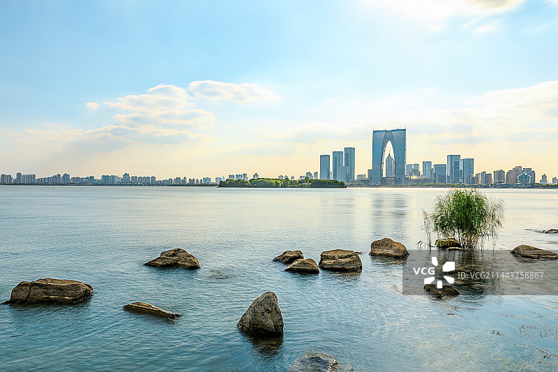 中国苏州城市天际线和湖面自然风光图片素材