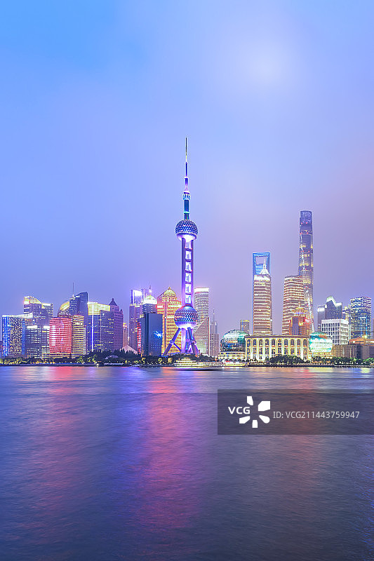 中国上海陆家嘴城市建筑和水面夜景图片素材