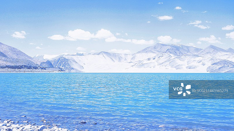 新疆蓝，蓝天白云下的雪山图片素材