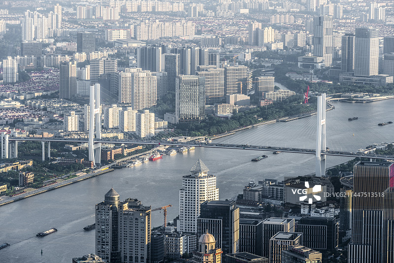 上海黄浦江上的杨浦南浦卢浦大桥图片素材