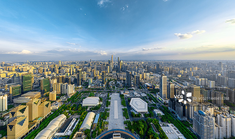 航拍视角下的广州城市天际线全景图片素材