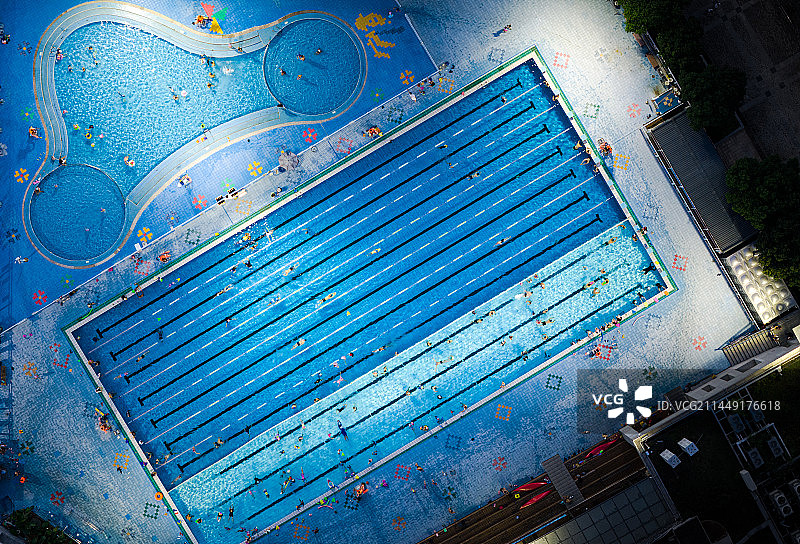 航拍夜晚的大众游泳池体育中心图片素材