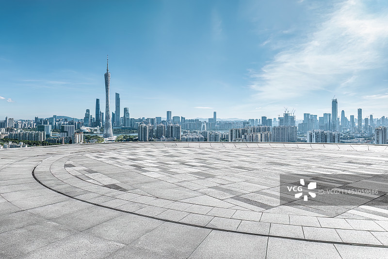 中国广州市中心城市天际线和广场图片素材