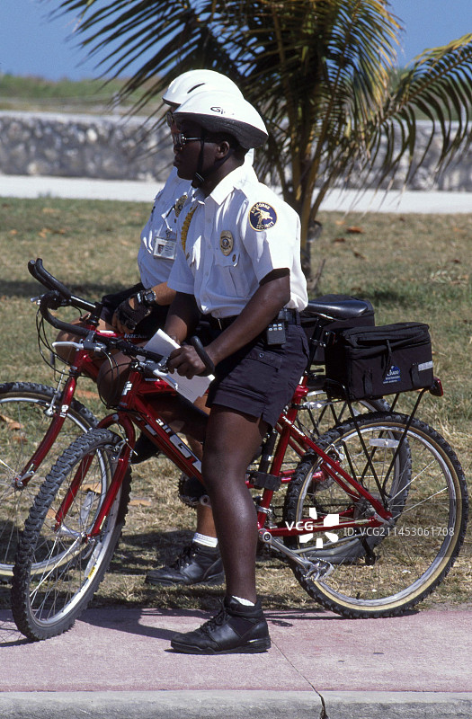 骑自行车的警察图片素材