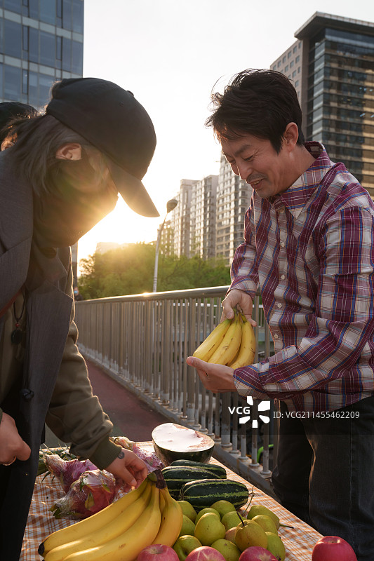 街头卖水果的中年男士图片素材