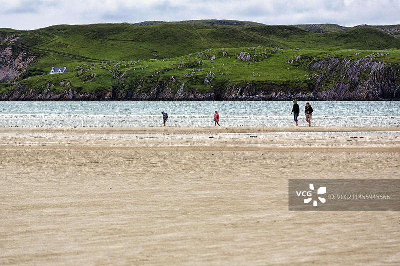 沙滩上的步行者，Ardroil海滩，刘易斯岛海岸线，刘易斯和哈里斯岛，外赫布里底群岛，赫布里底群岛，苏格兰，英国，欧洲图片素材