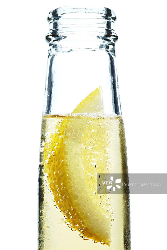 啤酒瓶里的柠檬特写图片素材