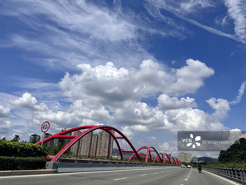 蓝天白云下的宁德市区彩虹桥图片素材