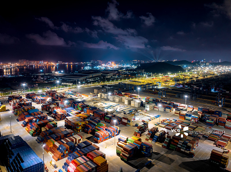 青岛港集装箱码头夜景航拍图片素材