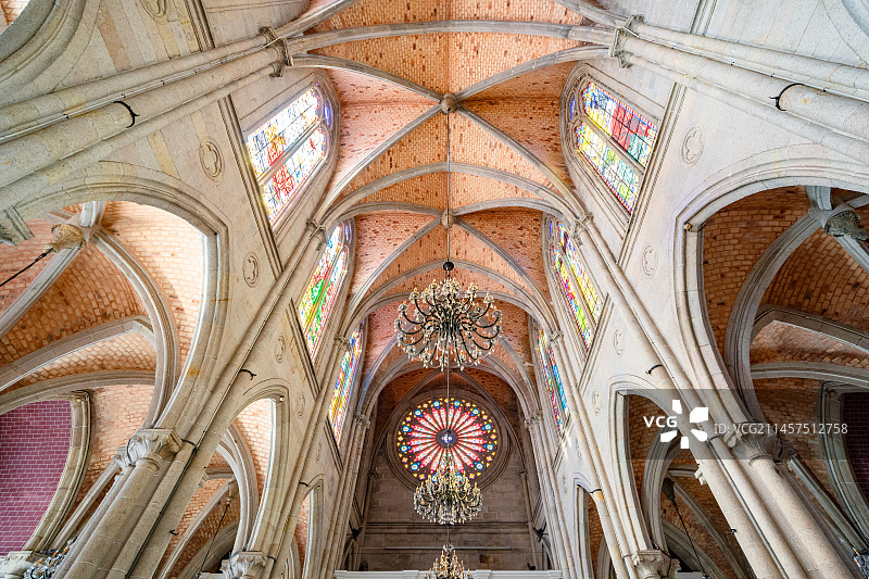 广州圣心大教堂内部穹顶及彩色玻璃窗图片素材