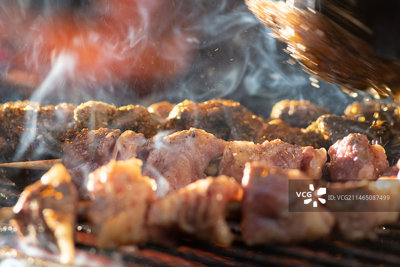 昆明海宴村网红烤肉串烧烤架上的肉特写镜头图片素材