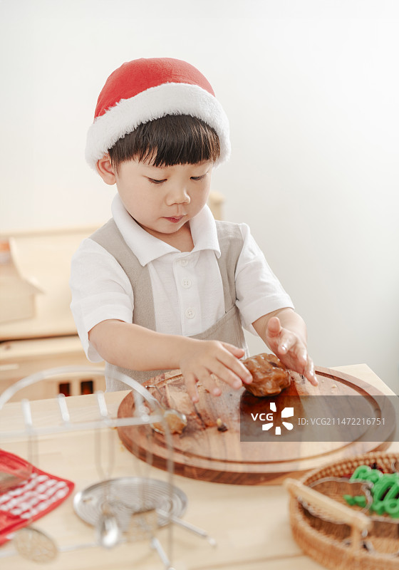 圣诞小男孩圣诞节给santa做曲奇饼干图片素材