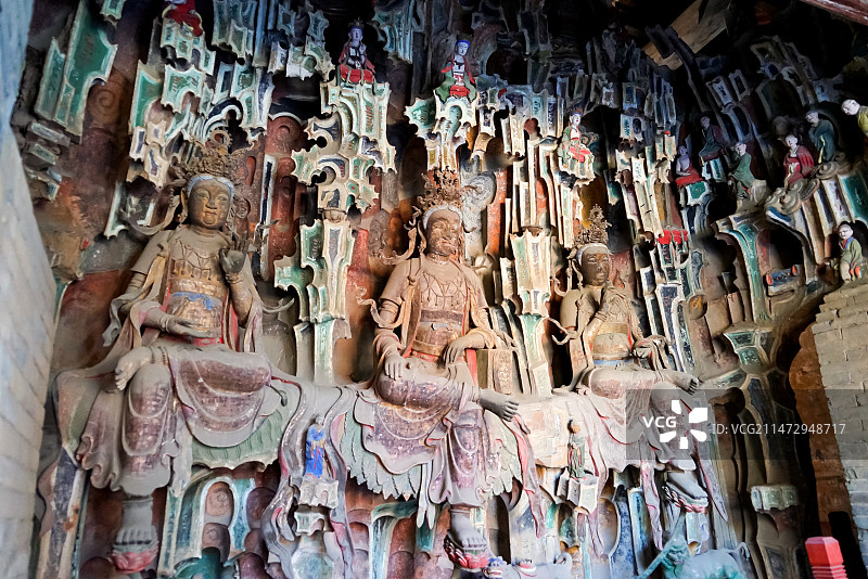 石家庄毗卢寺释迦殿后菩萨塑像五彩悬山图片素材