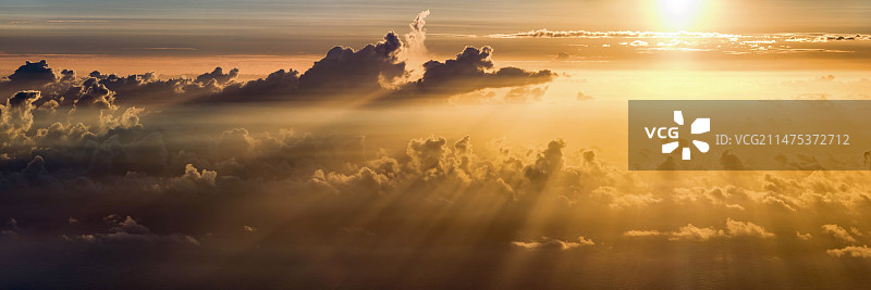 云层上的日出图片素材