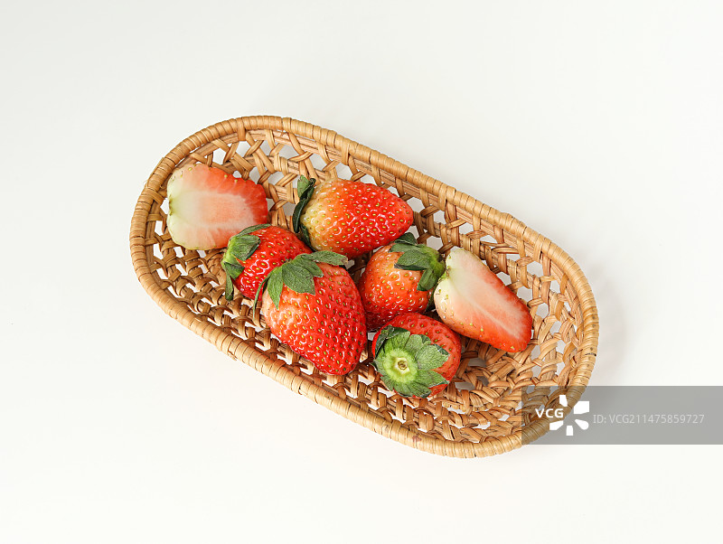 白色背景上的一篮子新鲜水果草莓图片素材