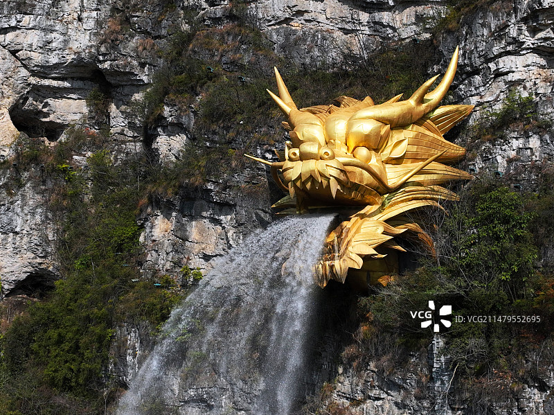 贵州省龙里县12吨纯黄铜锻造的龙头龙年成为游客热门打卡点图片素材