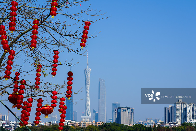 广州塔和悬挂红色灯笼的风景图片素材