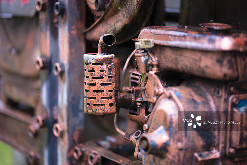 锈迹斑斑的老式拖拉机发动机局部图片素材