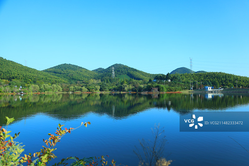 蓝天映衬下的湖光山色图片素材