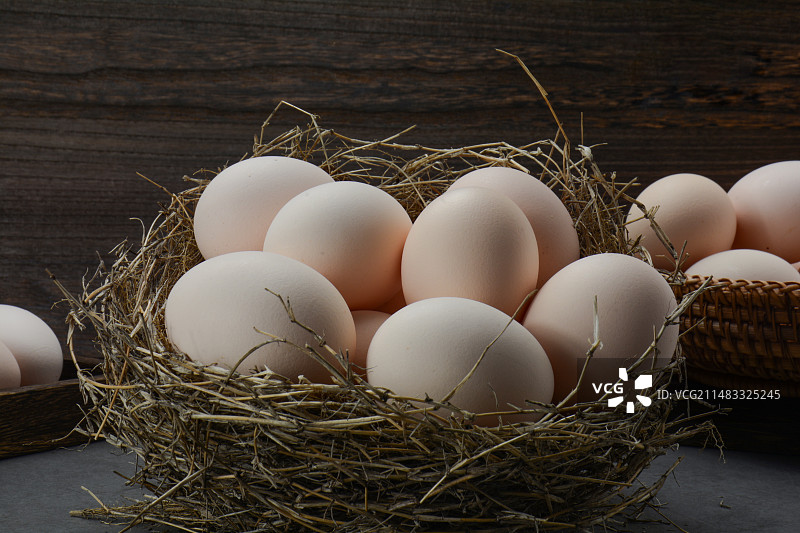 新鲜土鸡蛋在鸟巢图片素材