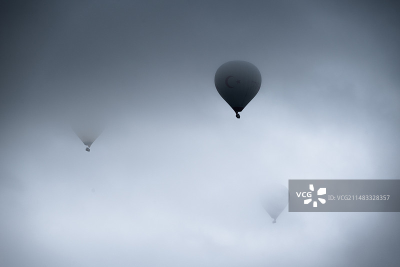 多云天气在云层中的土耳其热气球图片素材