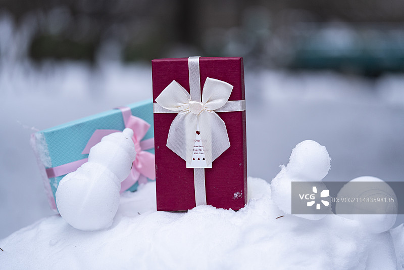 雪地上的小雪人和礼物盒图片素材