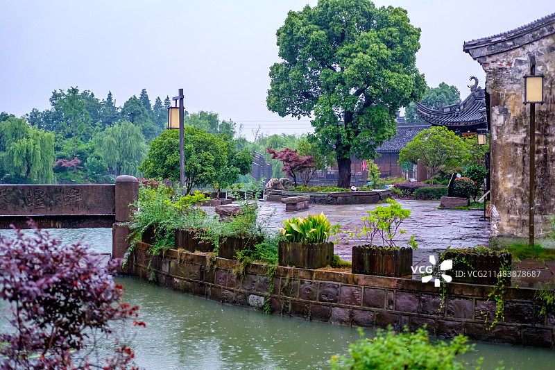 雨中的明清中式古镇景观图片素材