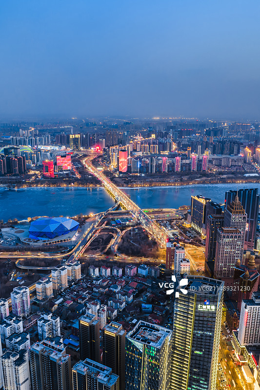 中国辽宁沈阳盛京剧院和浑河沿岸城市建筑航拍夜景图片素材