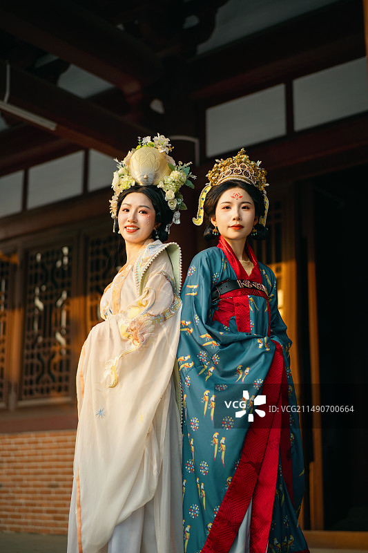 穿唐朝和宋朝汉服古装的姐妹图片素材