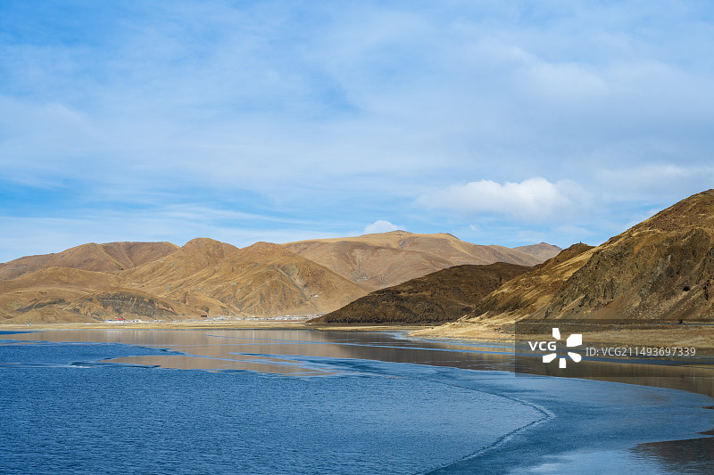 西藏山南羊卓雍措羊湖晴朗冬季自驾游风光图片素材