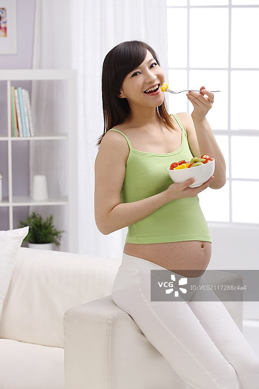 孕妇吃水果沙拉图片素材