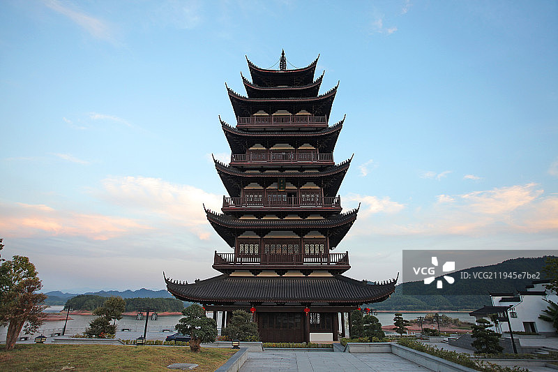 蓝天下的杭州古建筑图片素材
