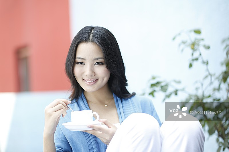 东方时尚女青年喝咖啡图片素材