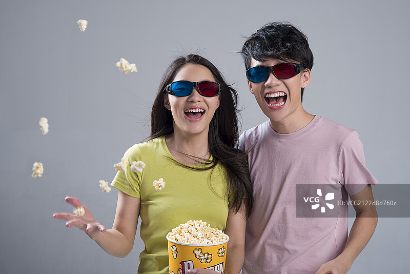 Young couple watching 3D movie图片素材