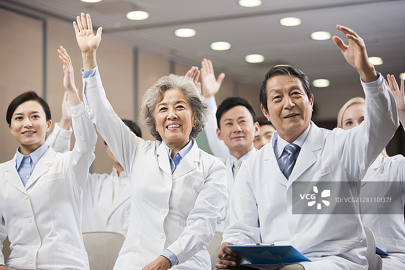 医疗工作者在开会时举手图片素材