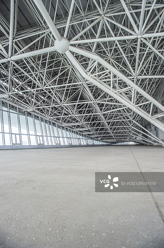 空旷的钢结构厂房图片素材
