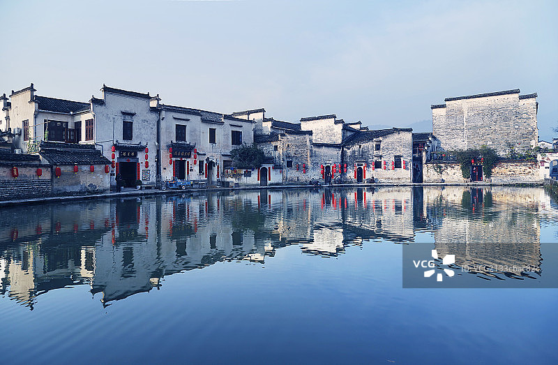 中国民居经典-安徽宏村宅院与月沼图片素材