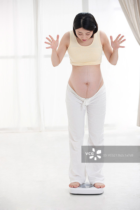 孕妇称体重图片素材