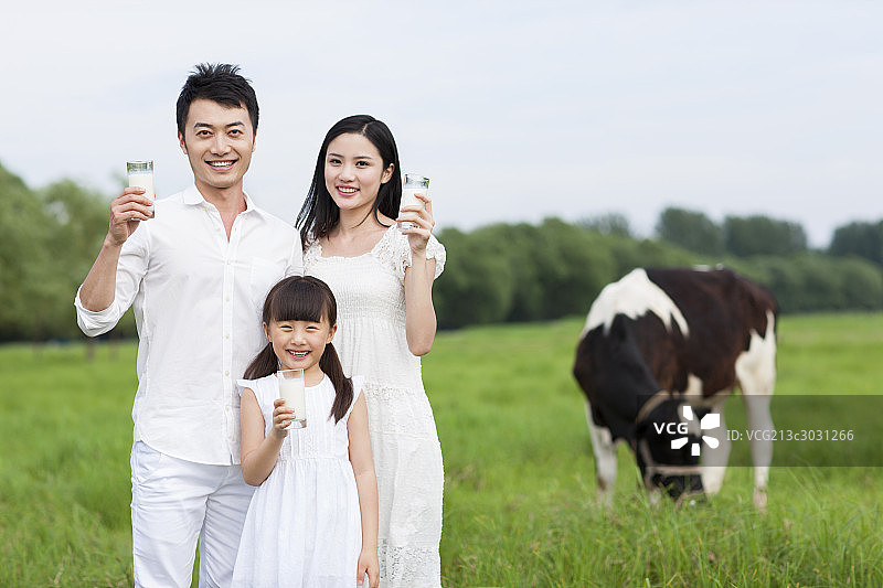 端着牛奶的快乐家庭图片素材
