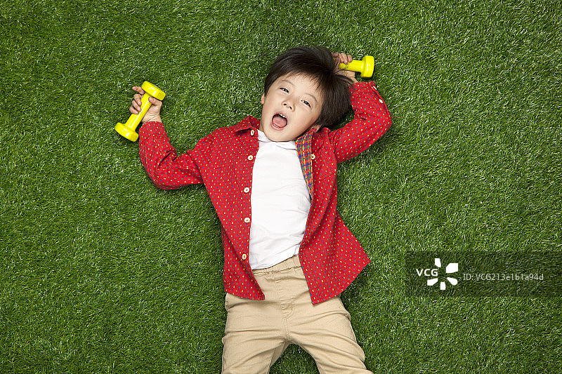 躺在草坪上的小男孩图片素材